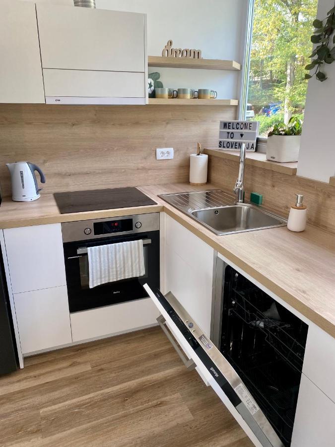 Sunny Oak Estate Lägenhet Mengeš Exteriör bild