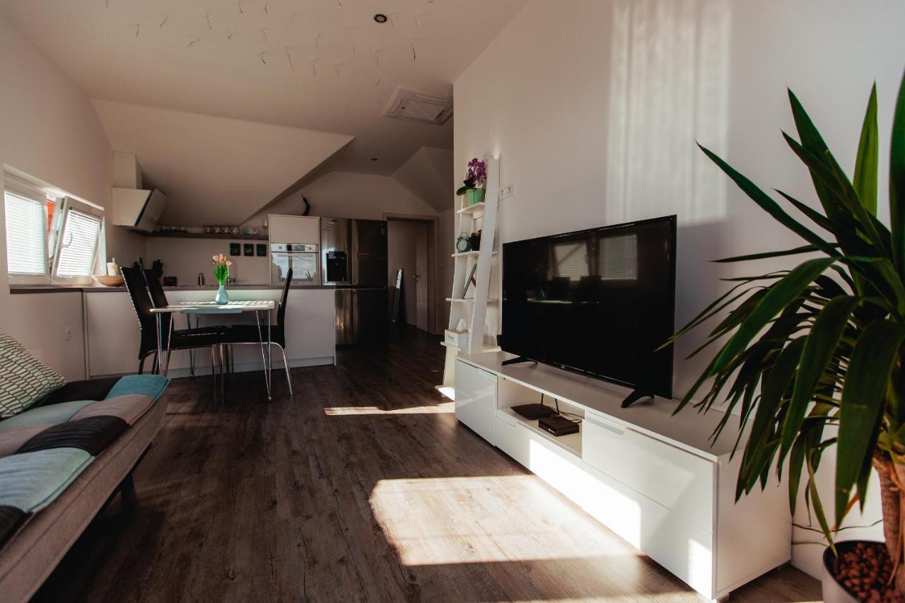 Sunny Oak Estate Lägenhet Mengeš Exteriör bild